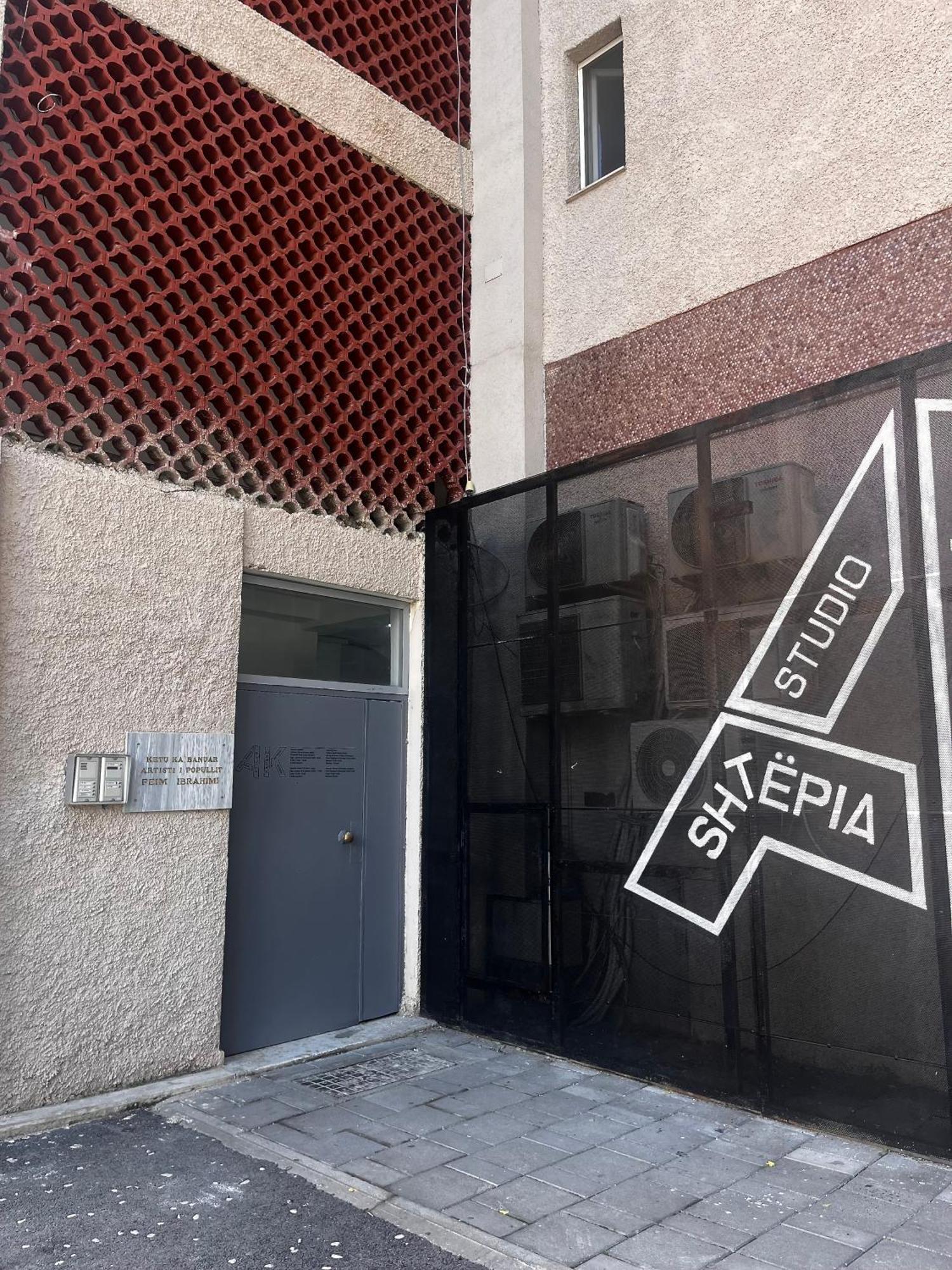 A Casa Dei Nonni Apartment Tirana Bagian luar foto